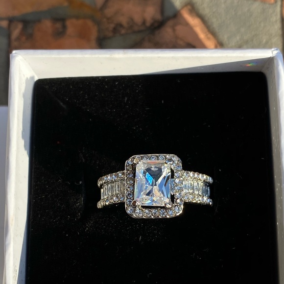 Beautiful Ring - Picture 4 of 9